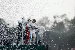 Foto zur News: Lewis Hamilton (Mercedes) und Sebastian Vettel (Ferrari)