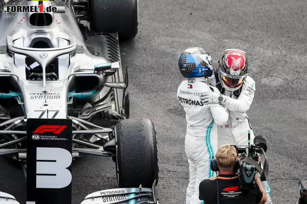 Foto zur News: Valtteri Bottas (Mercedes) und Lewis Hamilton (Mercedes)