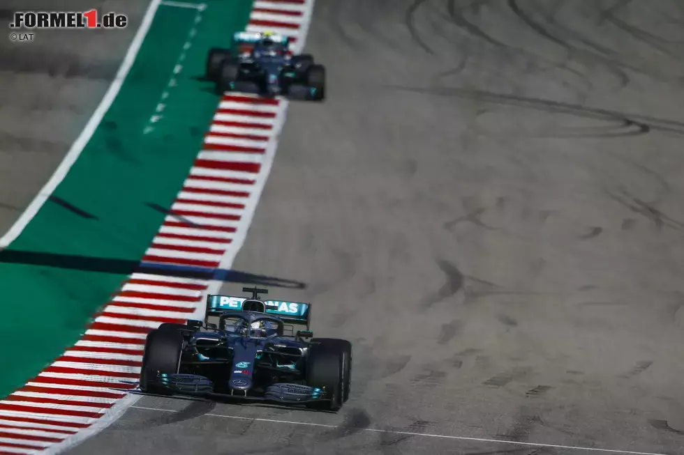 Foto zur News: Lewis Hamilton (Mercedes) und Valtteri Bottas (Mercedes)