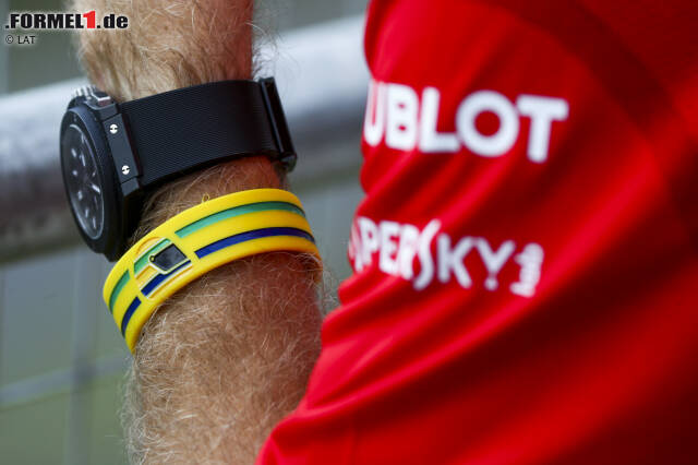 Foto zur News: Sebastian Vettel trug gut sichtbar das Armband "No pulso do Brasil", das er bei einem Besuch im Instituto Ayrton Senna am Mittwoch geschenkt bekommen hatte