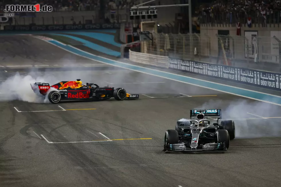 Foto zur News: Max Verstappen (Red Bull) und Lewis Hamilton (Mercedes)