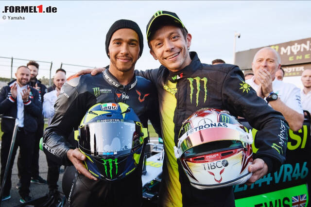 Foto zur News: 15 Weltmeistertitel auf einem Bild: Lewis Hamilton und Valentino Rossi.