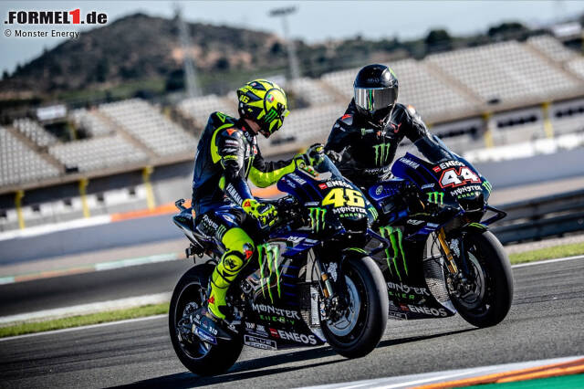 Foto zur News: Und Hamilton: "Es war so cool, auf der Strecke zu sein und Valentino vor mir auf dem gleichen Motorrad zu sehen."