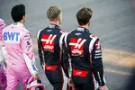 Foto zur News: Romain Grosjean (Haas), Kevin Magnussen (Haas) und Sergio Perez (Racing Point)