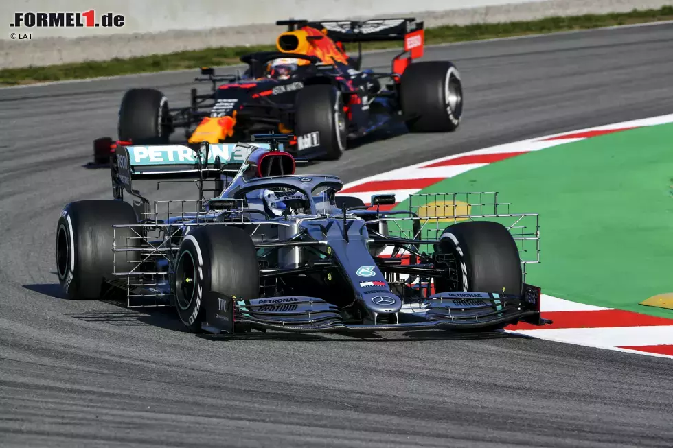 Foto zur News: Valtteri Bottas (Mercedes) und Max Verstappen (Red Bull)