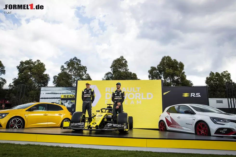 Foto zur News: Esteban Ocon (Renault) und Daniel Ricciardo (Renault)