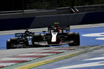 Foto zur News: Alexander Albon (Red Bull) und Lewis Hamilton (Mercedes)