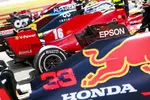 Foto zur News: Max Verstappen (Red Bull) und Charles Leclerc (Ferrari)