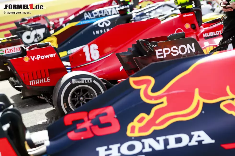 Foto zur News: Max Verstappen (Red Bull) und Charles Leclerc (Ferrari)