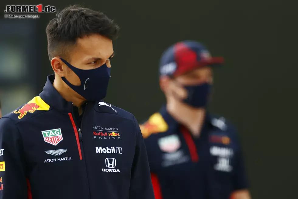 Foto zur News: Alexander Albon (Red Bull) und Max Verstappen (Red Bull)