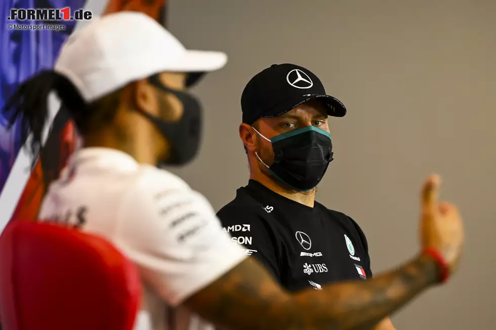 Foto zur News: Valtteri Bottas (Mercedes) und Lewis Hamilton (Mercedes)