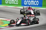 Foto zur News: Kevin Magnussen (Haas) und Kimi Räikkönen (Alfa Romeo)