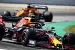 Foto zur News: Alexander Albon (Red Bull) und Carlos Sainz (McLaren)