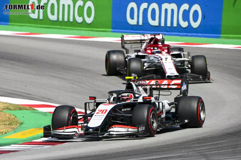 Foto zur News: Kevin Magnussen (Haas) und Kimi Räikkönen (Alfa Romeo)