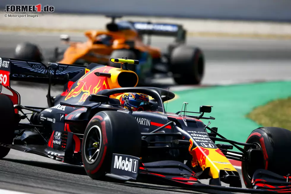 Foto zur News: Alexander Albon (Red Bull) und Carlos Sainz (McLaren)