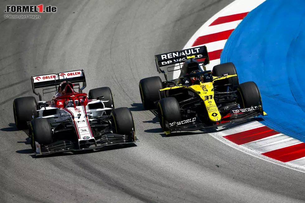 Foto zur News: Kimi Räikkönen (Alfa Romeo) und Esteban Ocon (Renault)