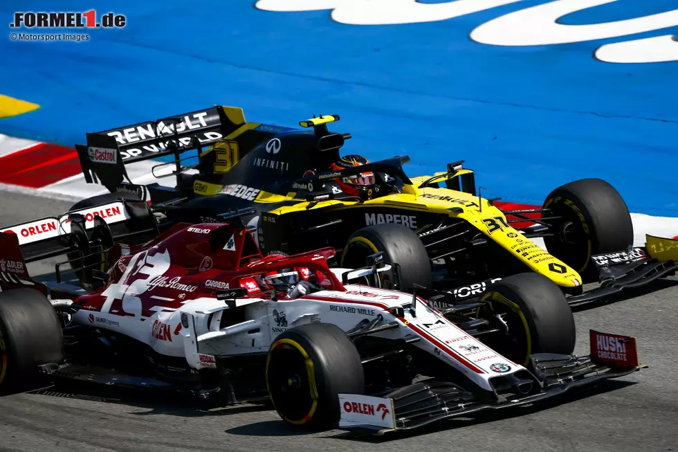 Foto zur News: Kimi Räikkönen (Alfa Romeo) und Esteban Ocon (Renault)