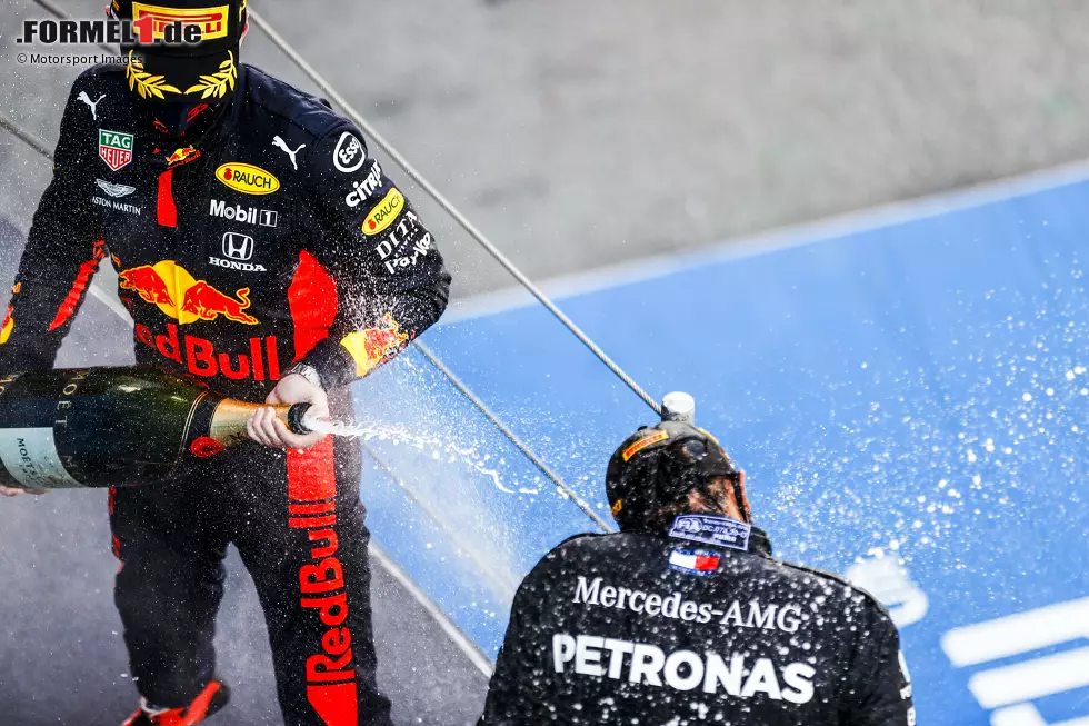 Foto zur News: Max Verstappen (Red Bull) und Lewis Hamilton (Mercedes)