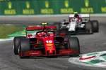 Foto zur News: Charles Leclerc (Ferrari) und Antonio Giovinazzi (Alfa Romeo)