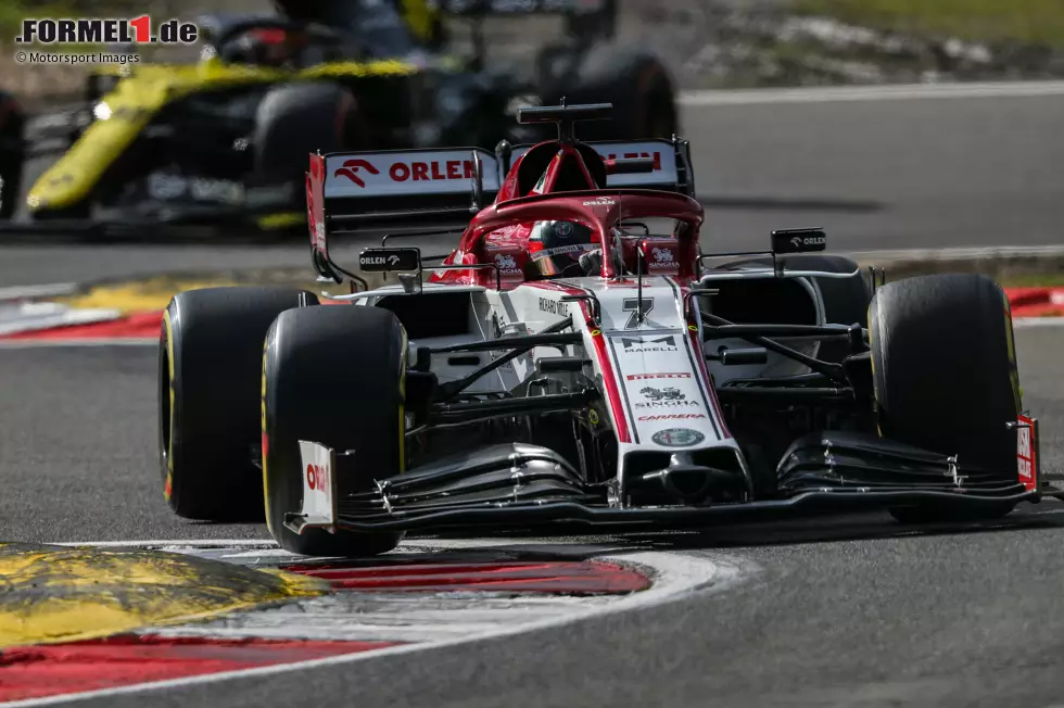 Foto zur News: Kimi Räikkönen (Alfa Romeo) und Esteban Ocon (Renault)