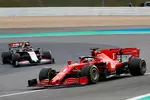 Foto zur News: Sebastian Vettel (Ferrari) und Kevin Magnussen (Haas)