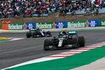 Foto zur News: Valtteri Bottas (Mercedes) und Lewis Hamilton (Mercedes)