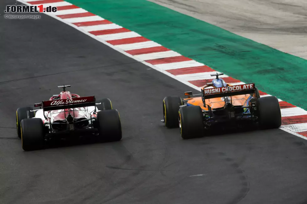 Foto zur News: Kimi Räikkönen (Alfa Romeo) und Carlos Sainz (McLaren)