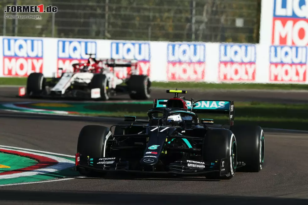 Foto zur News: Valtteri Bottas (Mercedes) und Kimi Räikkönen (Alfa Romeo)