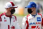 Foto zur News: Kimi Räikkönen (Alfa Romeo) und Mick Schumacher (Haas)