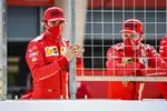 Foto zur News: Carlos Sainz (Ferrari) und Charles Leclerc (Ferrari)