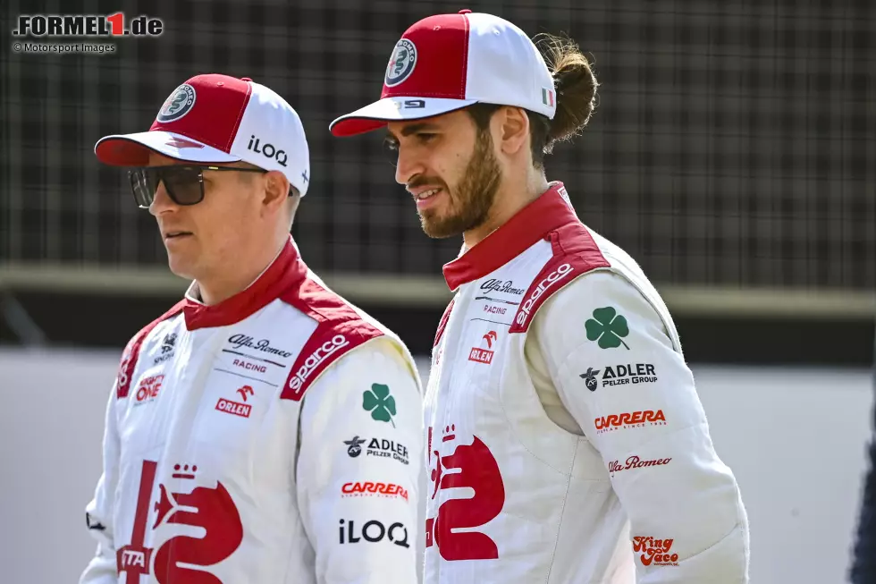 Foto zur News: Kimi Räikkönen (Alfa Romeo) und Antonio Giovinazzi (Alfa Romeo)