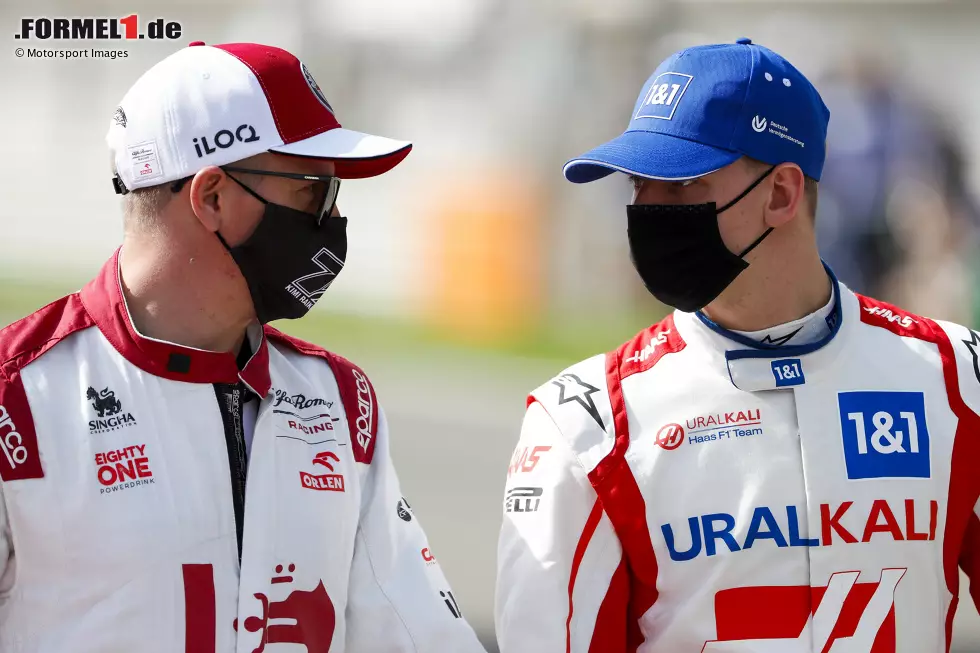 Foto zur News: Kimi Räikkönen (Alfa Romeo) und Mick Schumacher (Haas)