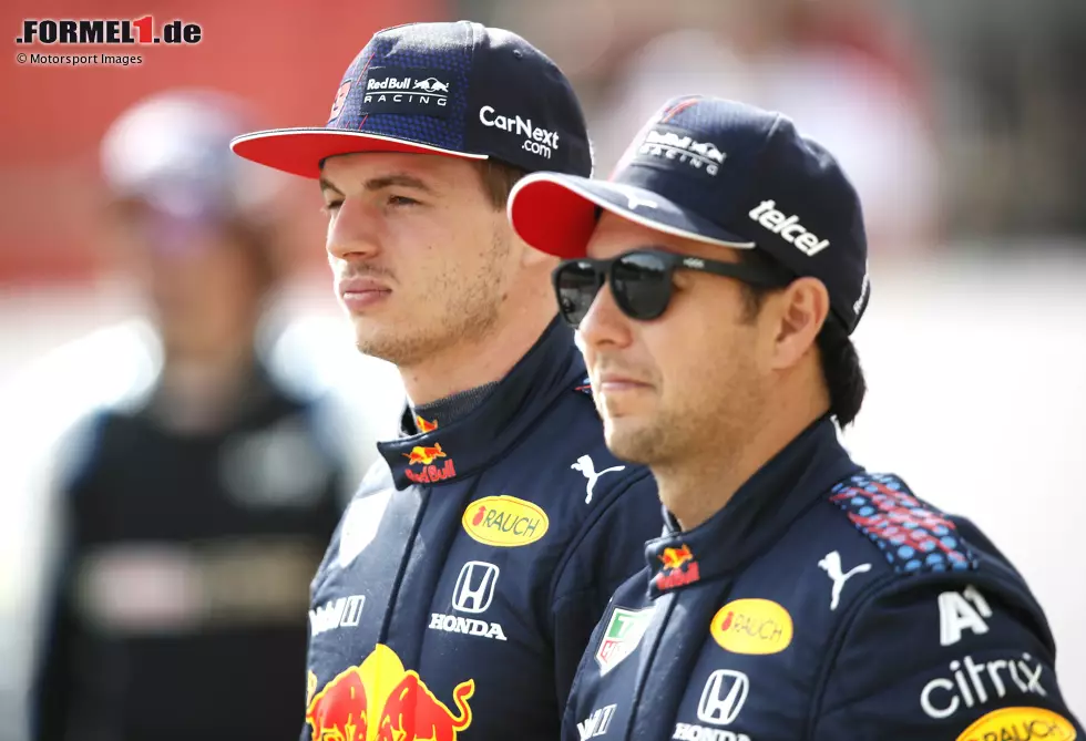 Foto zur News: Max Verstappen (Red Bull) und Sergio Perez (Red Bull)