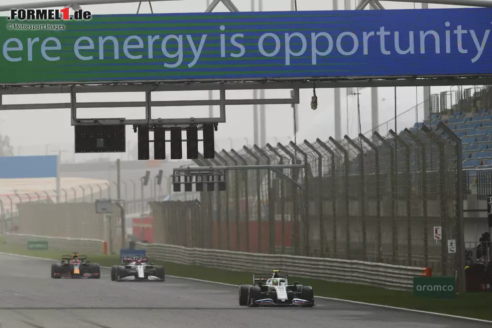 Foto zur News: Mick Schumacher (Haas), Kimi Räikkönen (Alfa Romeo) und Max Verstappen (Red Bull)