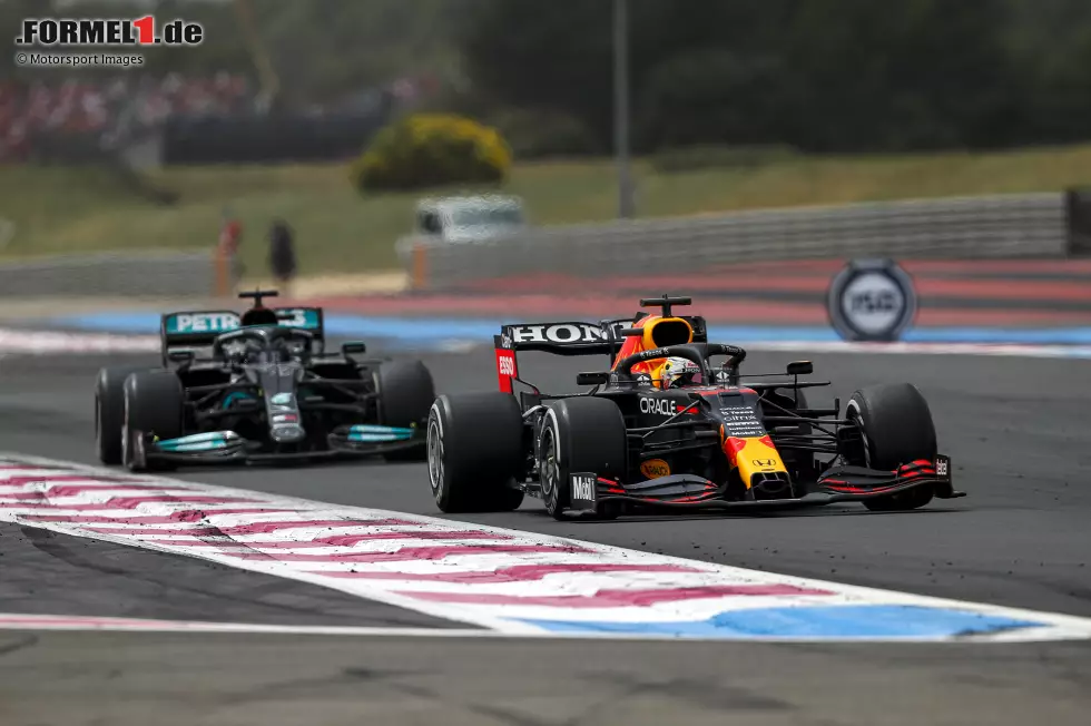 Foto zur News: Max Verstappen (Red Bull) und Lewis Hamilton (Mercedes)