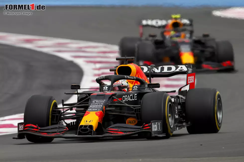 Foto zur News: Max Verstappen (Red Bull) und Sergio Perez (Red Bull)