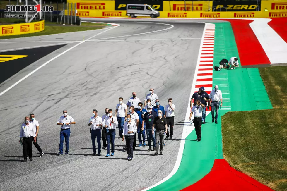 Foto zur News: FIA-Rennleiter Michael Masi bei der Streckeninspektion in Spielberg