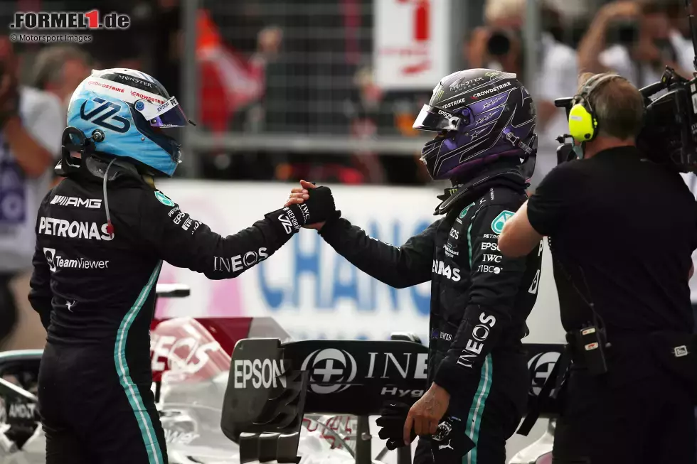 Foto zur News: Valtteri Bottas (Mercedes) und Lewis Hamilton (Mercedes)