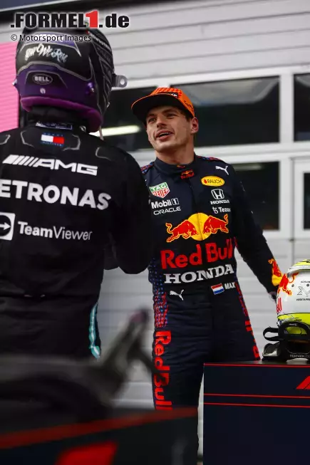 Foto zur News: Lewis Hamilton (Mercedes) und Max Verstappen (Red Bull)