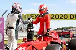 Foto zur News: George Russell (Williams) und Charles Leclerc (Ferrari)