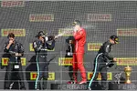 Foto zur News: Lewis Hamilton (Mercedes), Valtteri Bottas (Mercedes) und Charles Leclerc (Ferrari)