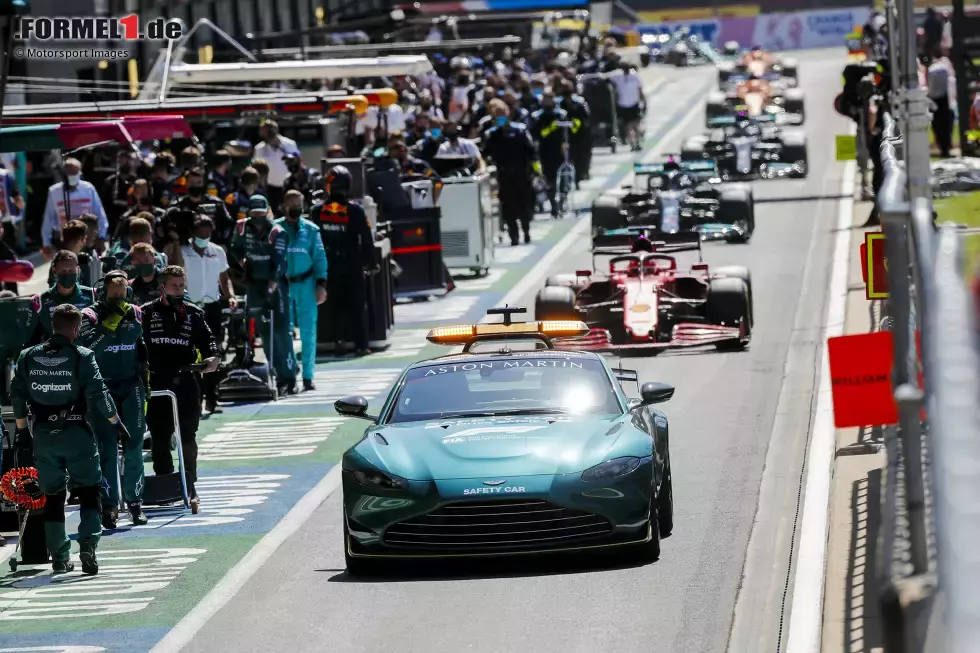 Foto zur News: Charles Leclerc (Ferrari) und Lewis Hamilton (Mercedes)