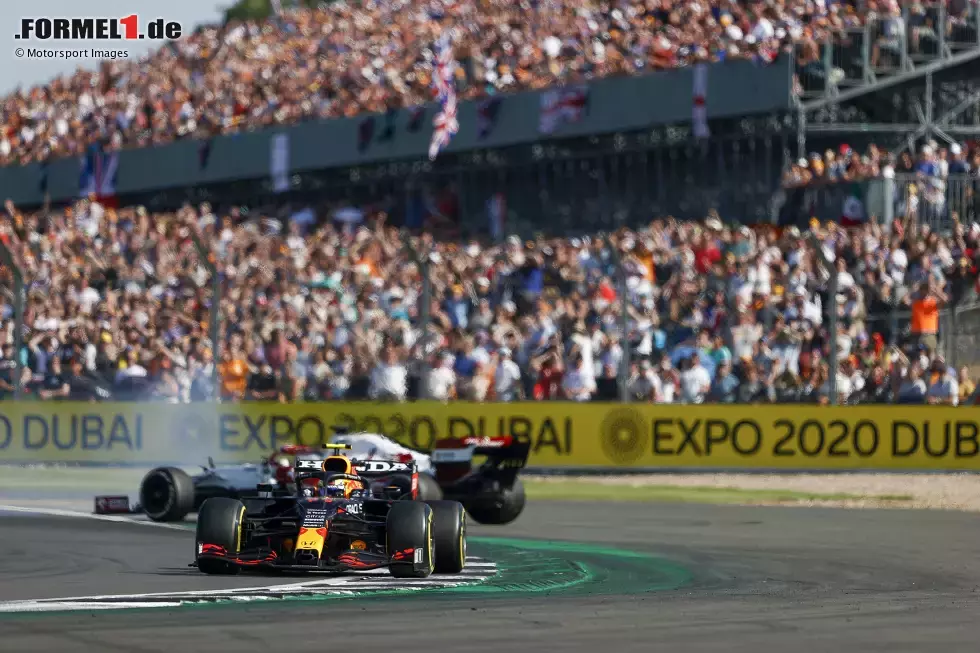 Foto zur News: Sergio Perez (Red Bull) und Kimi Räikkönen (Alfa Romeo)