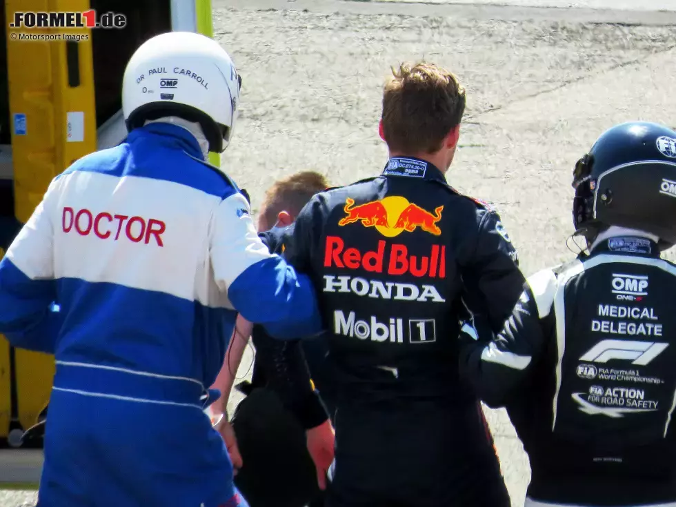 Foto zur News: Max Verstappen (Red Bull) und Lewis Hamilton (Mercedes)