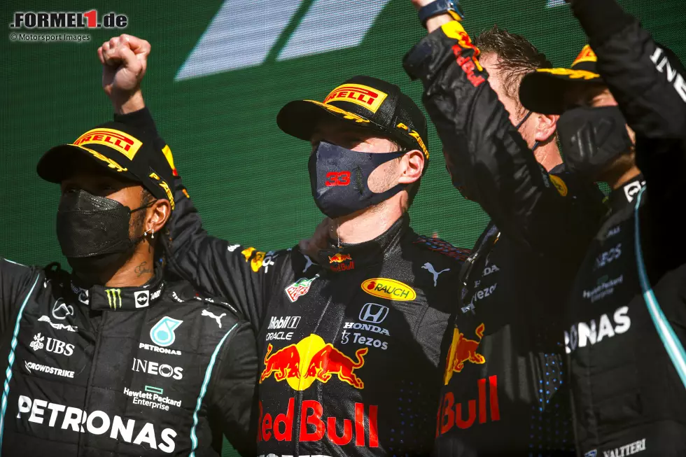 Foto zur News: Lewis Hamilton (Mercedes), Max Verstappen (Red Bull) und Valtteri Bottas (Mercedes)