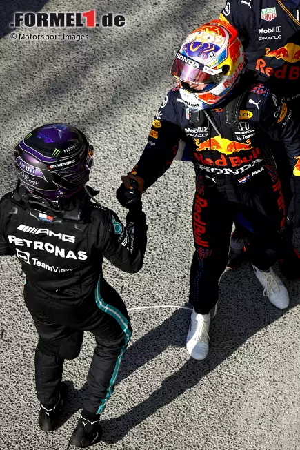 Foto zur News: Lewis Hamilton (Mercedes) und Max Verstappen (Red Bull)