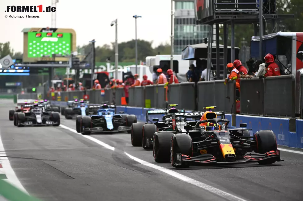 Foto zur News: Sergio Perez (Red Bull), Valtteri Bottas (Mercedes) und Fernando Alonso (Alpine)