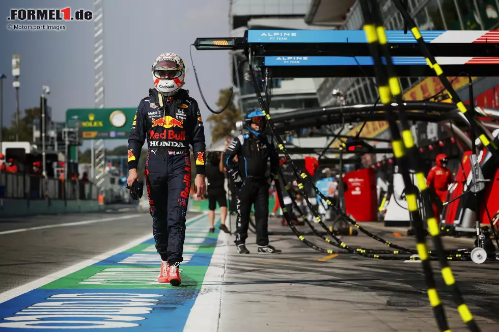 Foto zur News: Max Verstappen (Red Bull) und Lewis Hamilton (Mercedes)