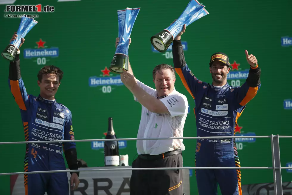 Foto zur News: Lando Norris (McLaren), Zak Brown und Daniel Ricciardo (McLaren)