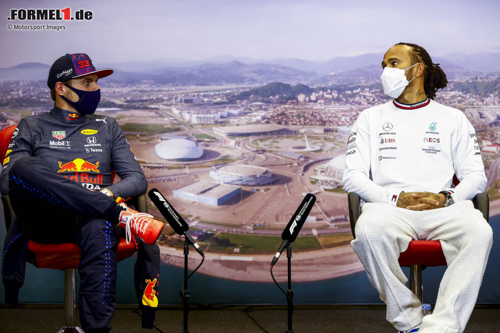 Foto zur News: Max Verstappen (Red Bull) und Lewis Hamilton (Mercedes)